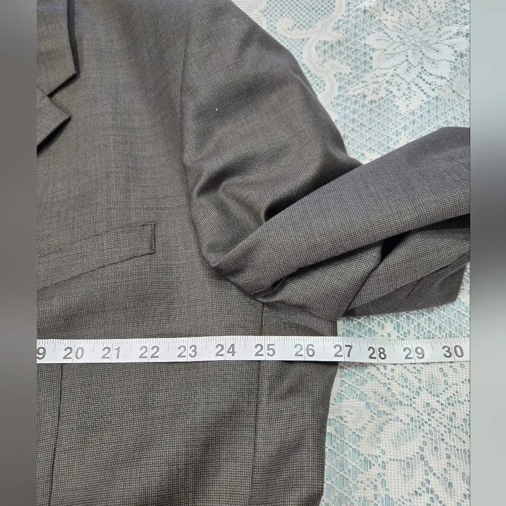 Roger's Aristocrat 86% Wool Vintage Men Blazer.  Measurements are in Pictures.